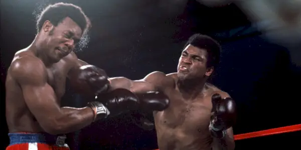 Muhammad Ali prende a pugni George Foreman sul ring