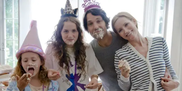 Paul Rudd, Leslie Mann i ich córki z tortem urodzinowym na twarzach w „This Is 40”