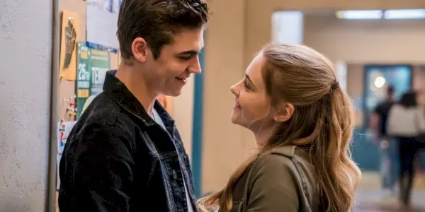 Tessa et Hardin se sourient dans After