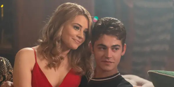 Tessa porte une robe rouge et est assise sur Hardin