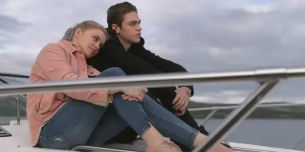 Tessa penche la tête vers Hardin