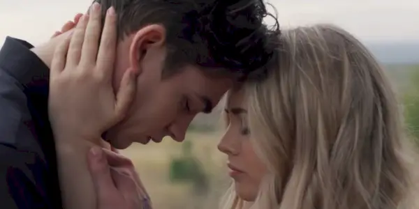 Tessa et Hardin s'embrassent dans After Ever Happy