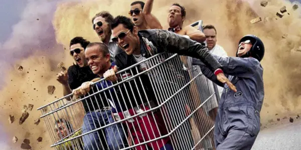 O elenco de Jackass the Movie anda em um carrinho de compras gigante