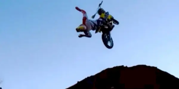 Knoxville virando uma bicicleta em Jackass Presents Mat Hoffman
