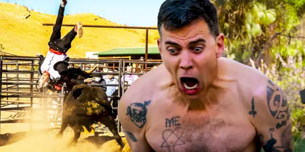 Colagem de Johnny Knoxville sendo atropelado por um touro e Steve-O gritando em Jackass