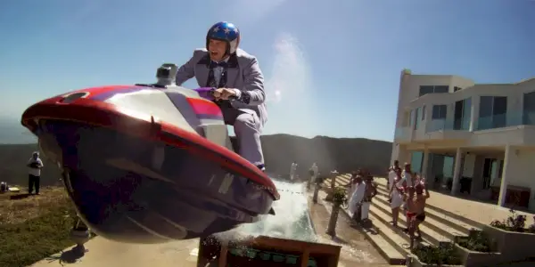 Johnny Knoxville pula em um jetski em Jackass 3.5