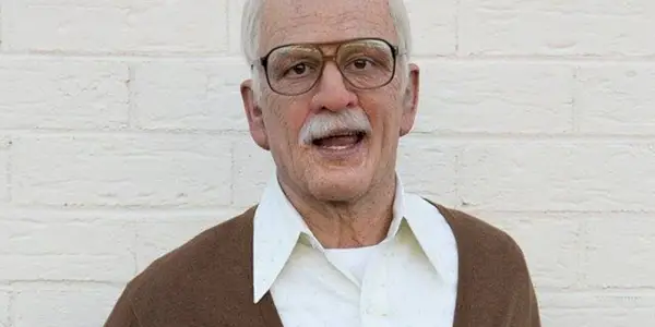 Johnny Knoxville como Irving em Vovô Mau.