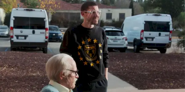 Um homem conversa com Irving em Bad Grampa