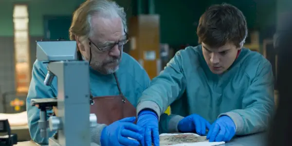Brian Cox i Emile Hirsh w Autopsji Jane Doe