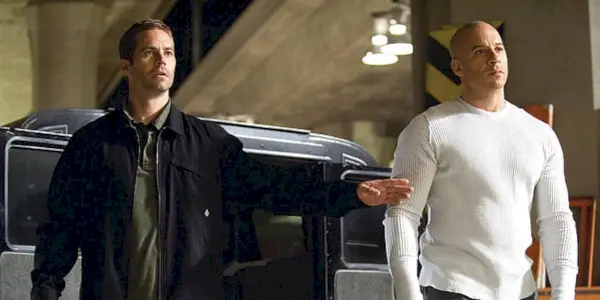 분노의 질주(Fast and Furious)에서 브라이언과 돔이 나란히 서 있습니다.