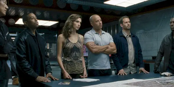 Fast and Furious 6에서 Dom과 그의 동료들은 함께 계획을 세웁니다.