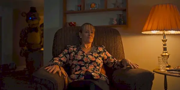 Golden Freddy stojí za tetou Jane vo filme Five Nights at Freddy