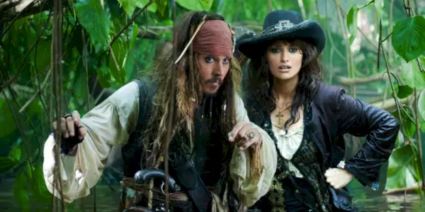 Johnny Depp i Penelope Cruz rozmawiają ze sobą w „Na nieznanych wodach”.