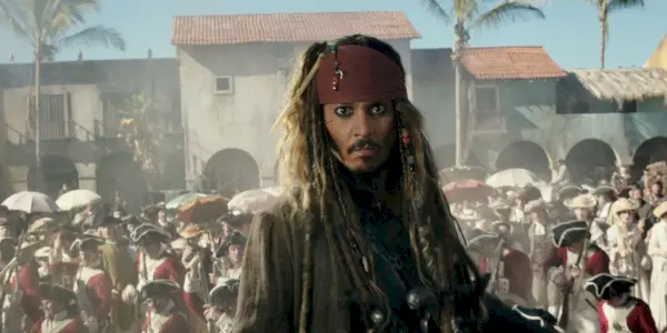 Johnny Depp stojący przed brytyjskimi żołnierzami w filmie Piraci z Karaibów Martwi nie opowiadają opowieści