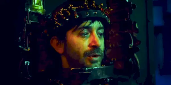 Octavio Hinojosa als Mateo, der mit dem Kopf in einer Falle eine Träne vergießt, in Saw X