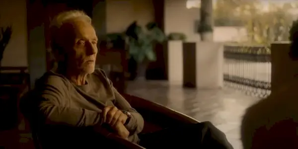 Tobin Bell sitzt auf einem Stuhl in einer mexikanischen Villa in Saw X
