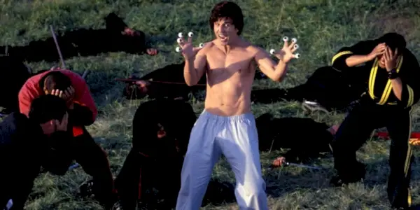¡El Elegido (Steve Oedekerk) luchando en un campo en Kung Pow!