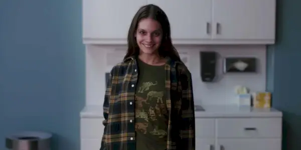 Laura uśmiecha się demonicznie w Smile