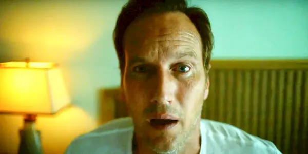 Patrick Wilson se réveille d'un cauchemar dans Insidious : La Porte Rouge.