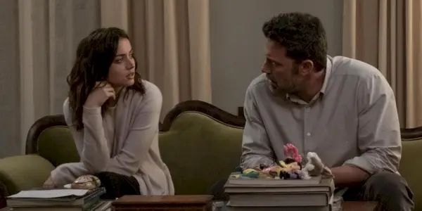 Vic (Ben Affleck) souriant dans Deep Water