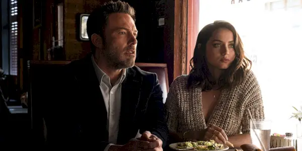 Vic (Ben Affleck) et Melinda (Ana de Armas) déjeunent à Deep Water.