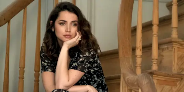 Ana de Armas dans le rôle de Melinda assise dans une cage d'escalier et regardant Deep Water.