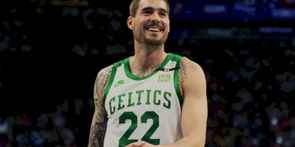 Juancho Hernangomez i Celtics-uniform i NBA.