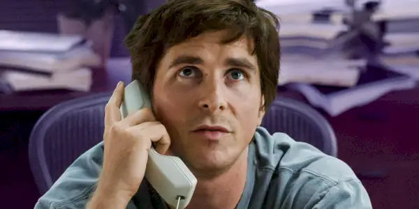 Christian Bale jako Michael na telefonu, vzhlédl v The Big Short