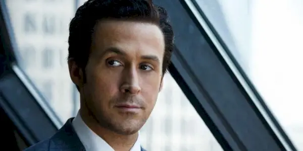 Ryan Gosling jako Jared Vennett s pohledem na stranu ve filmu The Big Short.