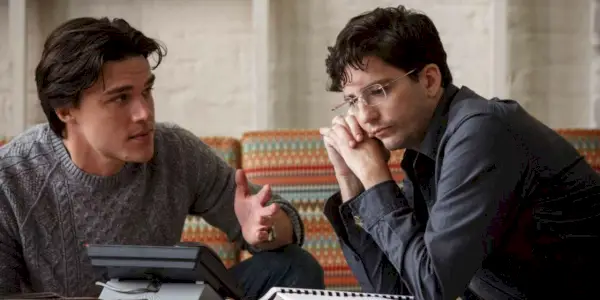 Finn Wittrock jako Jamie Shipley a John Magaro jako Charlie Geller ve filmu The Big Short.