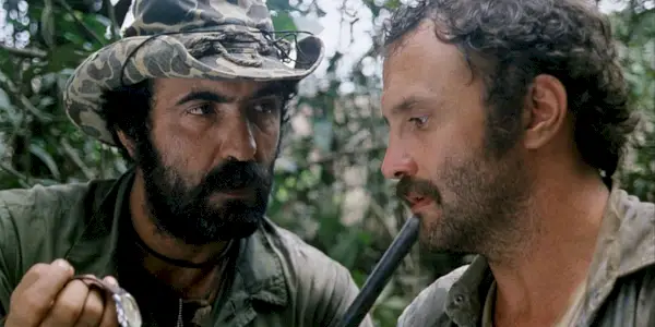 To mænd taler i Cannibal Holocaust