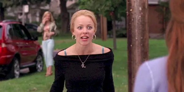 Regina George gritándole a Cady Heron justo antes de ser atropellada por un autobús en Mean Girls 2004