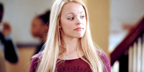 Regina George camina por la escuela en Mean Girls 2004