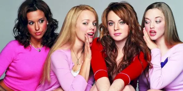 El elenco de Mean Girls 2004 sentados juntos