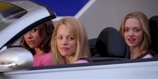 Gretchen, Regina y Karen en el auto en Mean Girls