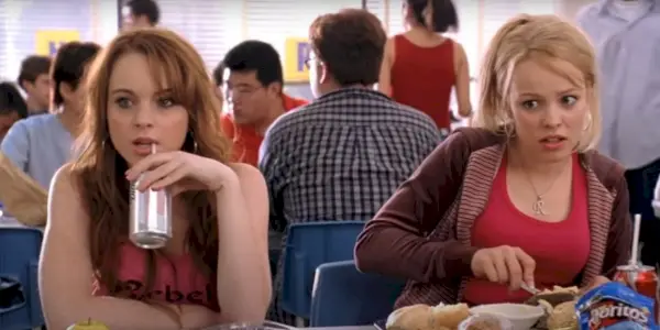 Regina George (Rachel McAdams) y Cady Heron (Lindsay Lohan) en el almuerzo en Mean Girls