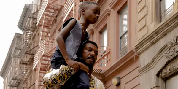 A Thousand And One에서 테리(Aaron Kingsley Adetola)를 어깨에 메고 있는 럭키(Will Catlett)