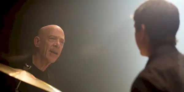 Fletcher (JK Simmons) parla con Andrew (Miles Teller) alla batteria in Whiplash