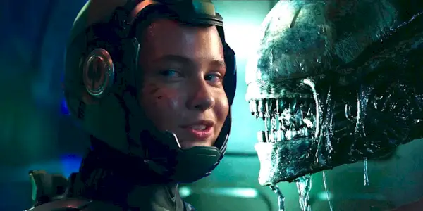 Cailee Spaeny de Pacific Rim Uprising con Xenomorph de una película alienígena