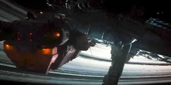 La nave espacial Romulus vuela hacia una estación espacial en Alien: Romulus