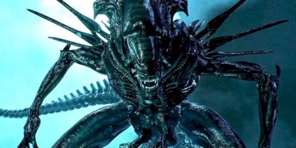 Alien Queen preparándose para atacar en Aliens: Fireteam Elite.