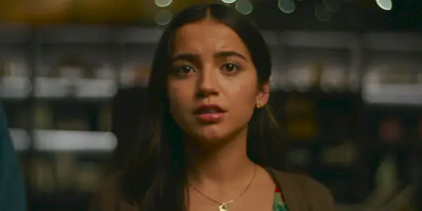 Isabela Merced luce asustada pero silbante en Turtles All the Way Down