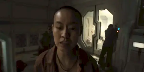 Aileen Wu parece asustada en una escena de Alien Romulus.