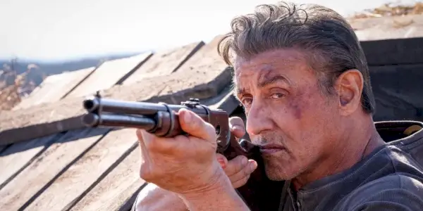 Sylvester Stallone holder en riffel i Rambo Last Blood