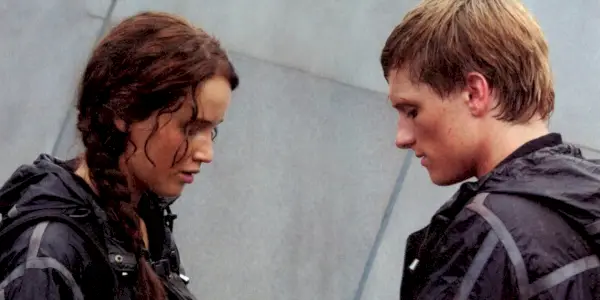 Katniss a Peeta předtím, než snědí bobule v Hunger Games
