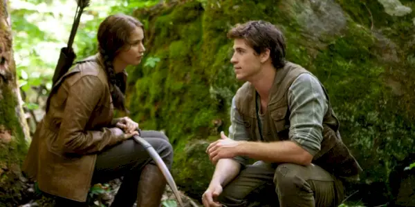 Katniss a Gale v lese v Hunger Games
