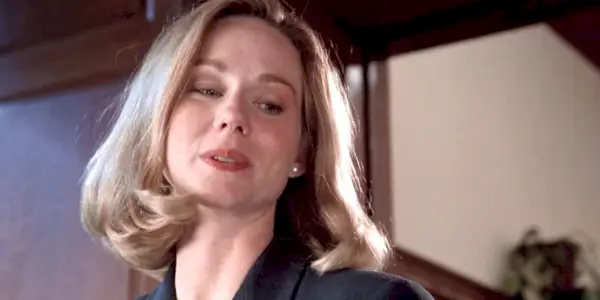 Laura Linney no tribunal em Primal Fear