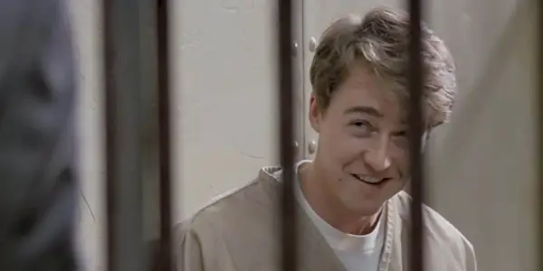 Edward Norton como Aaron/Roy sorrindo arrogantemente em sua cela em Primal Fear