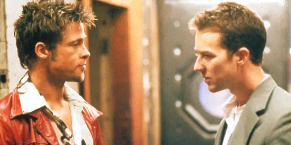 Edward Norton como o Protagonista Sem Nome e Brad Pitt como Tyler Durden discutem do lado de fora de um bar no Clube da Luta