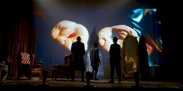 Scena della pillola rossa di Matrix Resurrections a teatro.